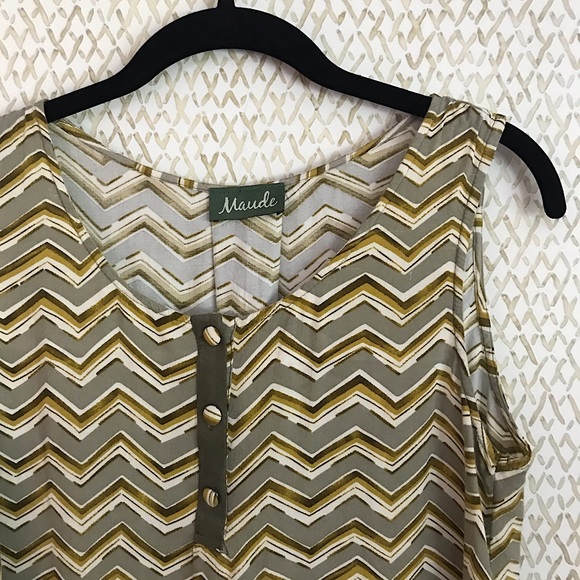 Asymmetrical Light Tank Blouse - Picture 3 of 4